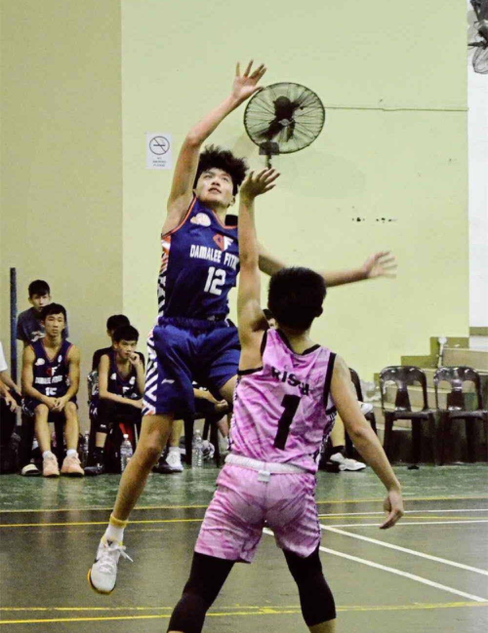 马来西亚篮球运动员在比赛中表现突出
