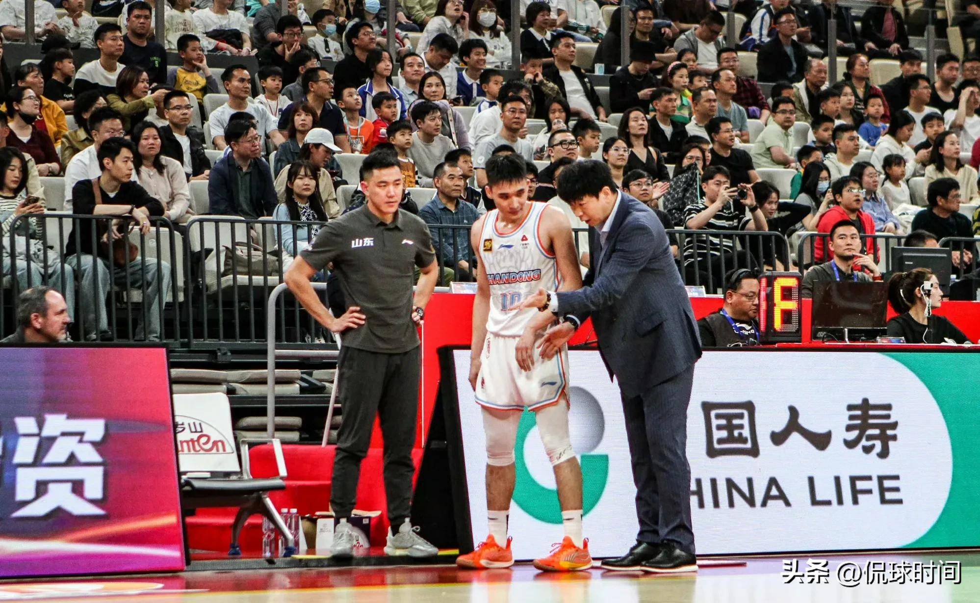 包含四川男篮士气低迷，犹如疲弱运输火车反攻难的词条