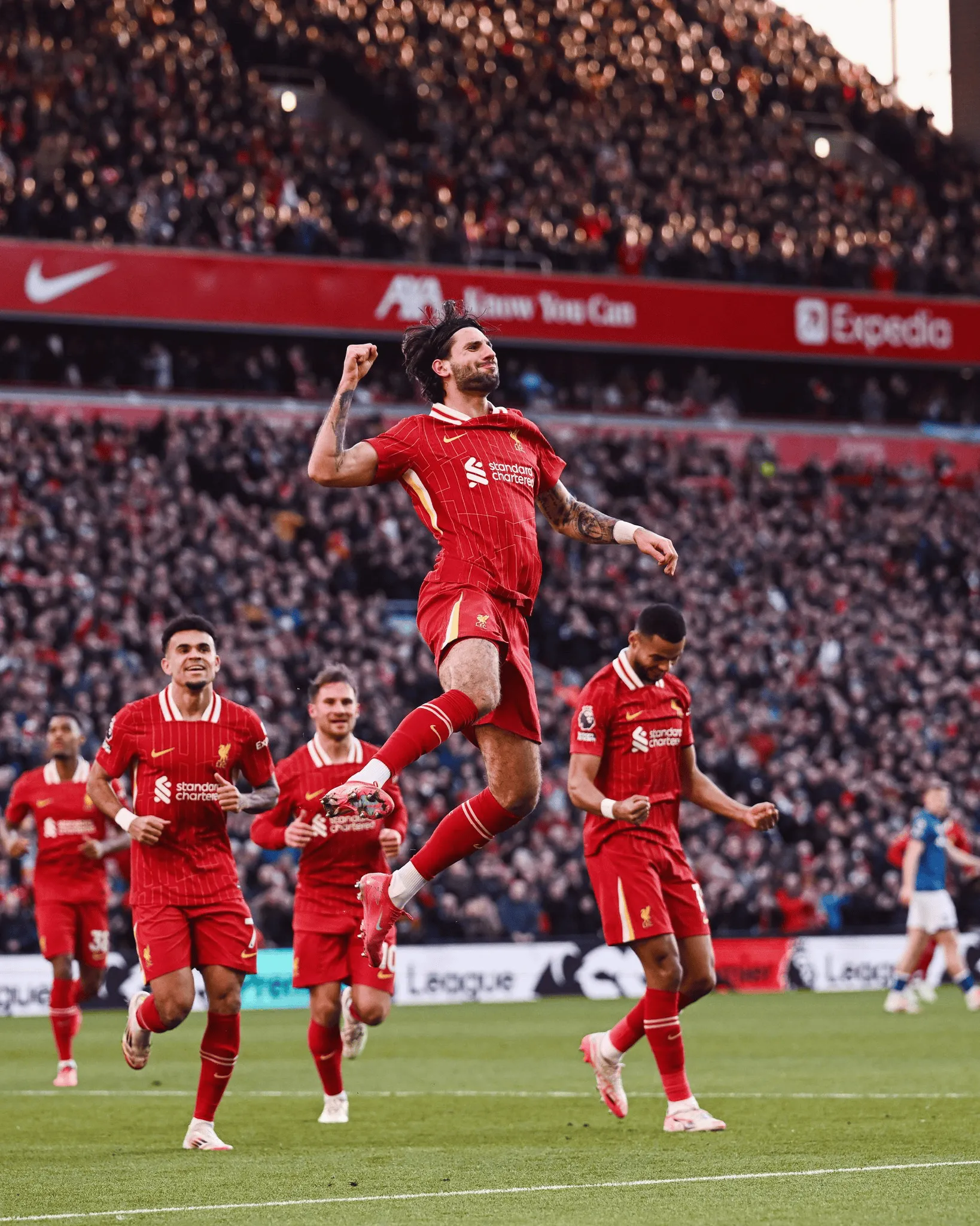 包含利物浦后卫受伤，或将缺席未来多场比赛的词条