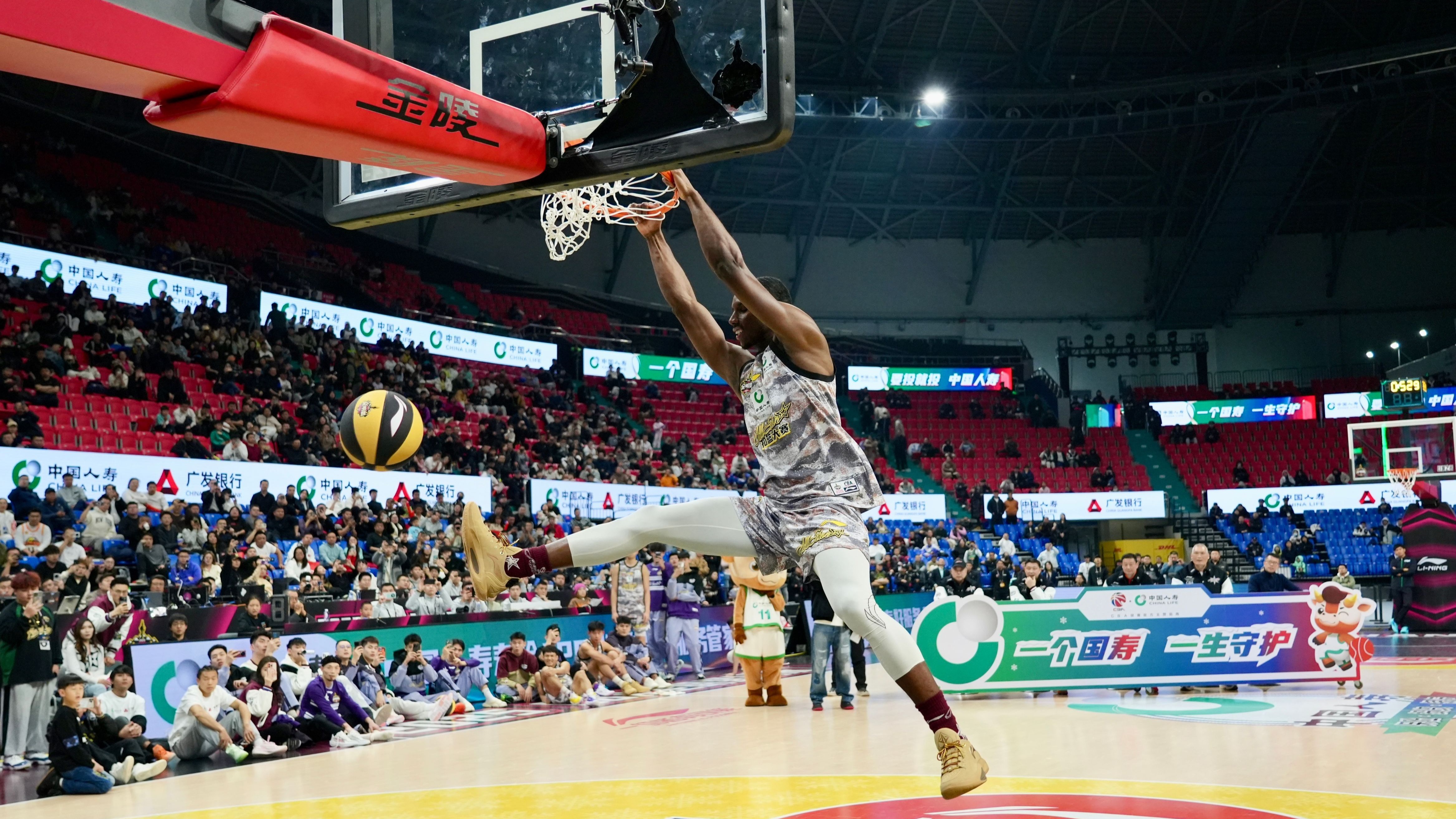 CBA选手刷新世界纪录，震撼全场的简单介绍